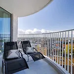 Huswell - Bright With Seaview *