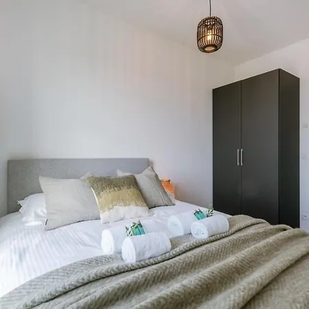 Huswell - Bright With Seaview Апартаменты *