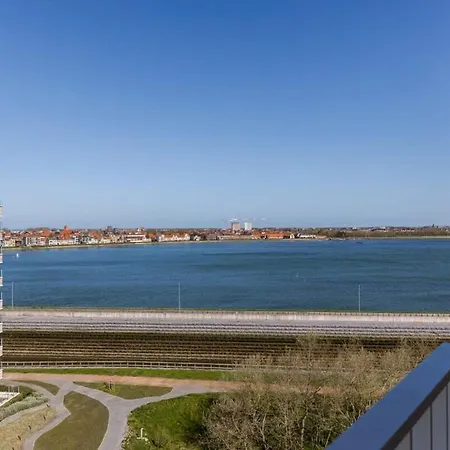 Huswell - Bright With Seaview *